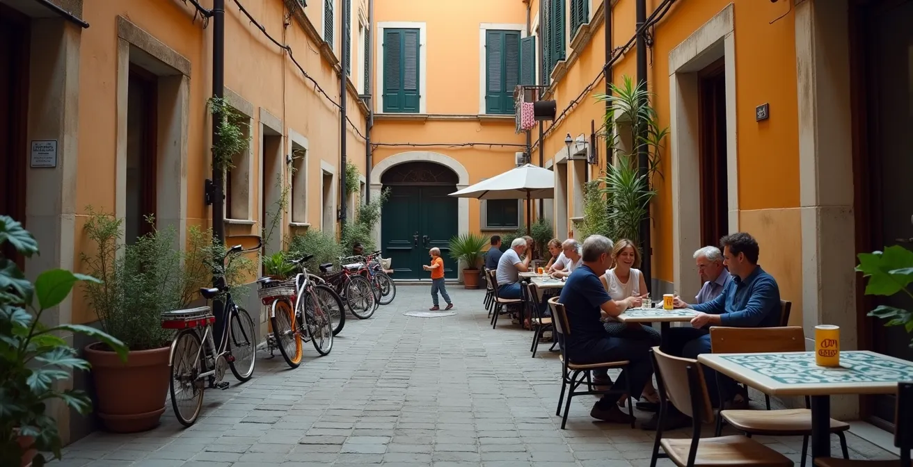 Weitwinkelaufnahme eines versteckten Stadthofs mit lokalem Café und spielenden Kindern im goldenen Nachmittagslicht